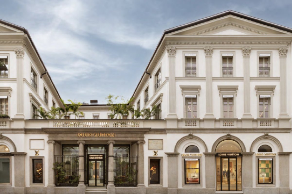 Após três anos de restauração do Palazzo Taverna, a Louis Vuitton reabre as portas de seu histórico endereço em Milão! 