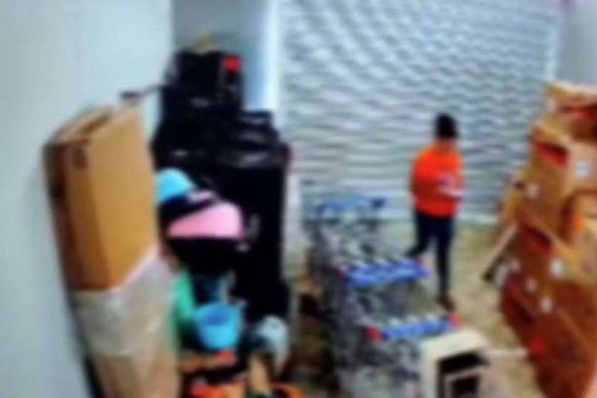 Vídeo: homem agarra mulher dentro de depósito em supermercado no oeste da Bahia 