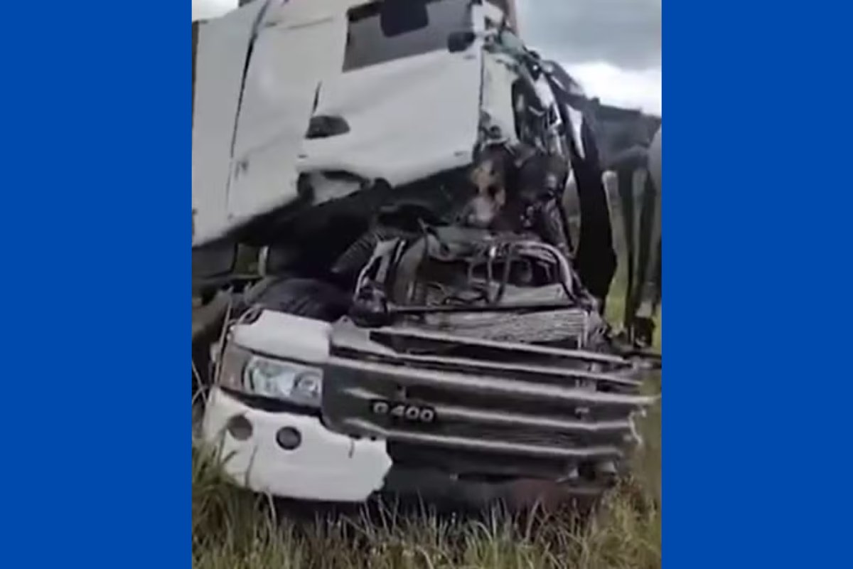 Homem morre após batida entre duas carretas na Bahia; veículos ficaram destruídos 