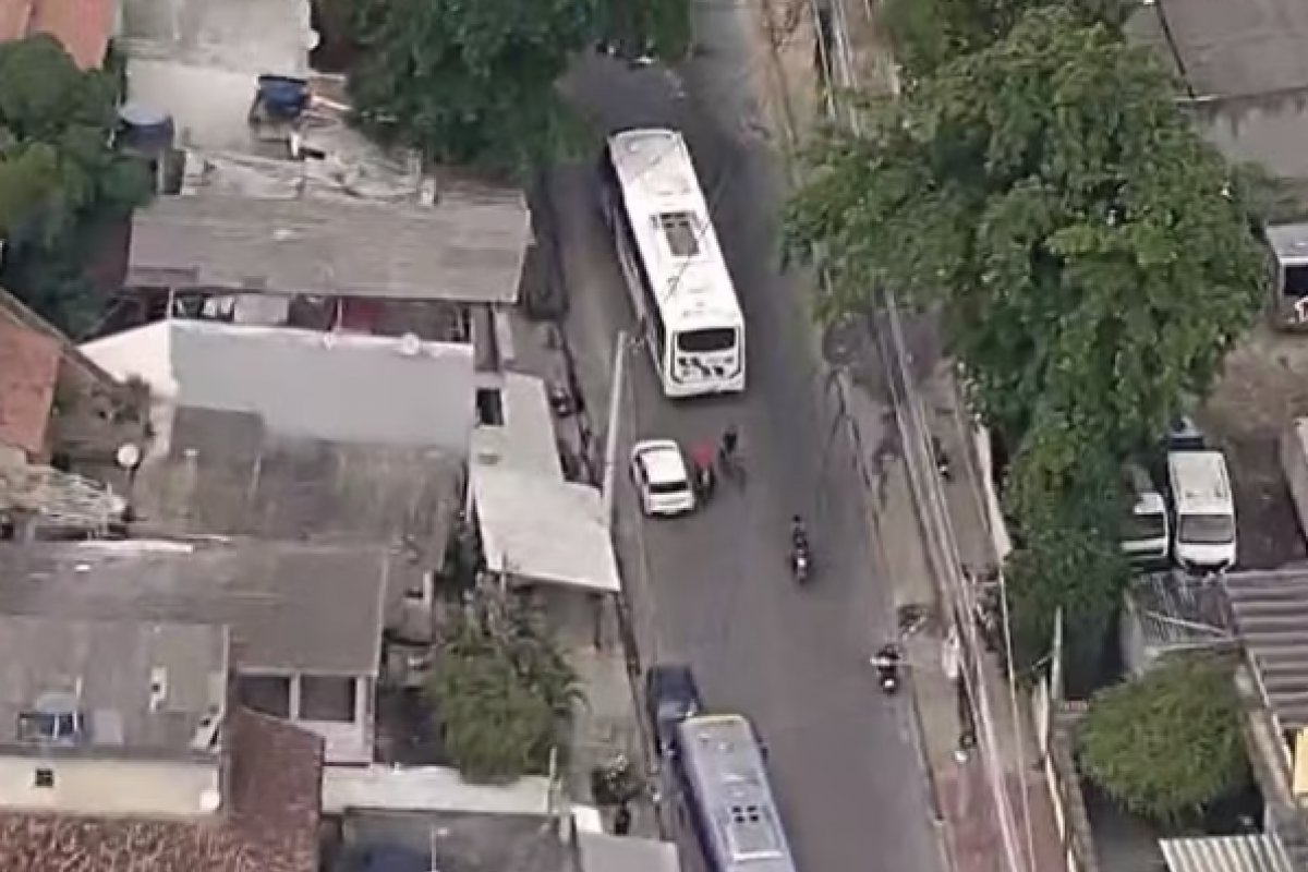 Sete ônibus são usados como barricadas durante operações policiais na zona norte do Rio