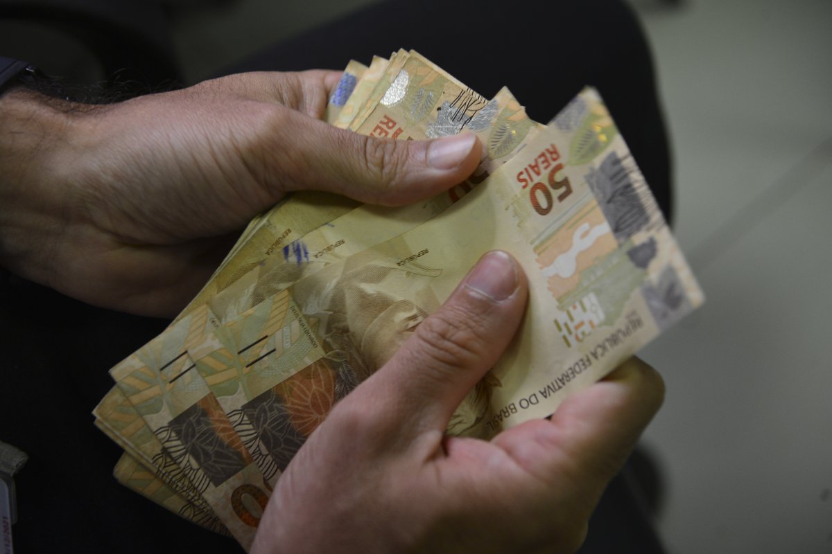 Governo Lula prevê salário mínimo de R$ 1.627 em 2026
