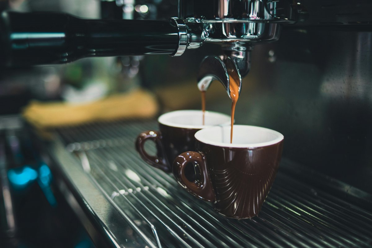 Metade dos brasileiros diz ter reduzido o café após alta de preços, segundo Datafolha