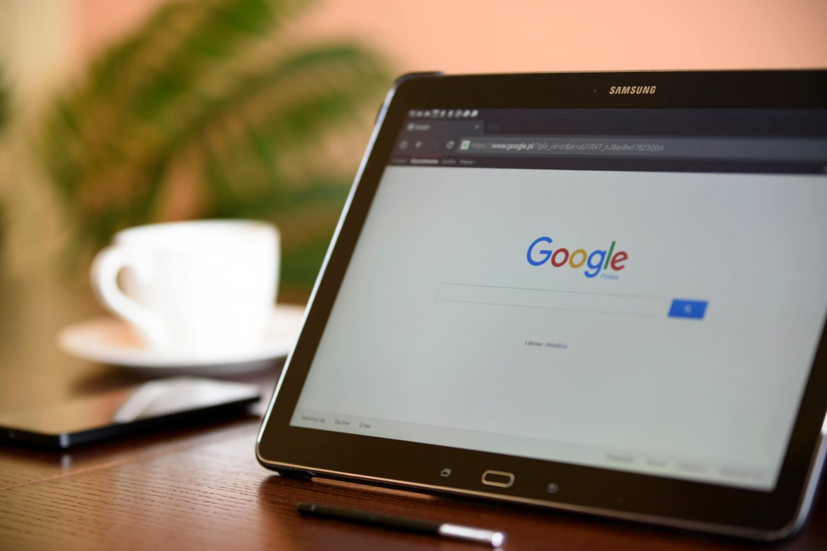 Google alerta para aumento de anúncios falsos feitos com inteligência artificial