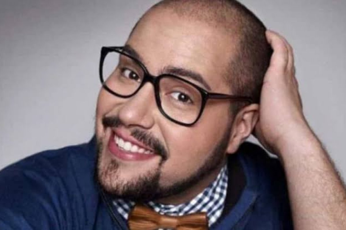 Tiago Abravanel faz ensaio romântico com o marido para a Revista Caras 