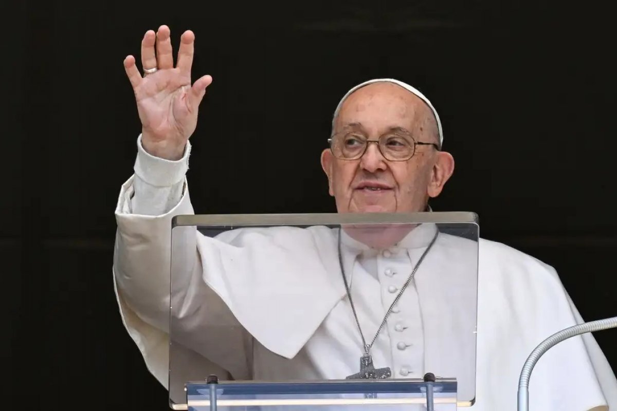 Caixão aberto de madeira e zinco com sepultamento fora do Vaticano: veja como será o funeral do Papa Francisco