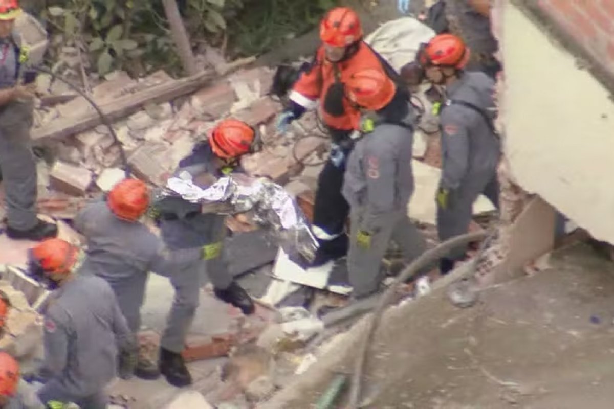 Bebê de 4 meses morre após casa desabar em SP; idoso teve 50% do corpo queimado