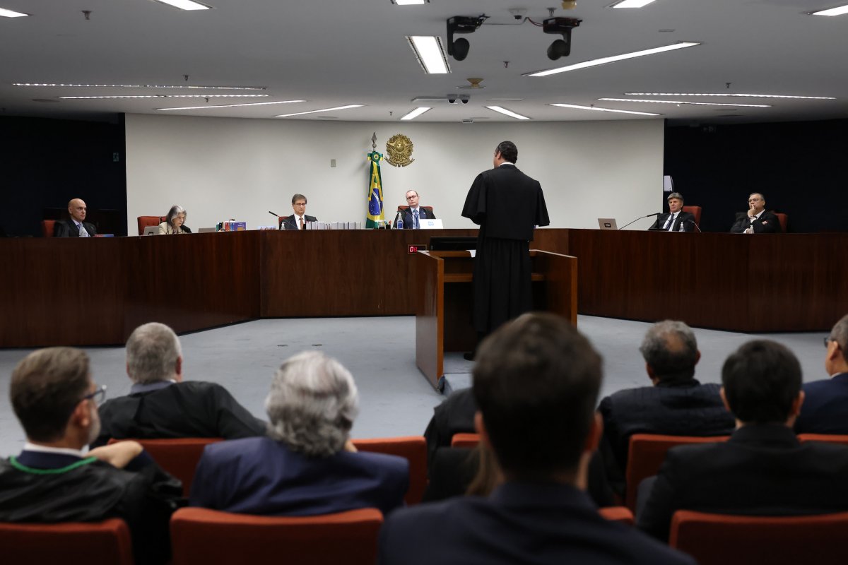 STF lacra celulares de jornalistas e advogados em julgamento da trama golpista