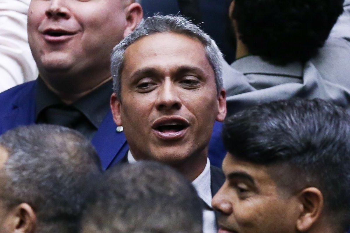 Deputado bolsonarista faz piada com morte do Papa Francisco e é criticado nas redes sociais