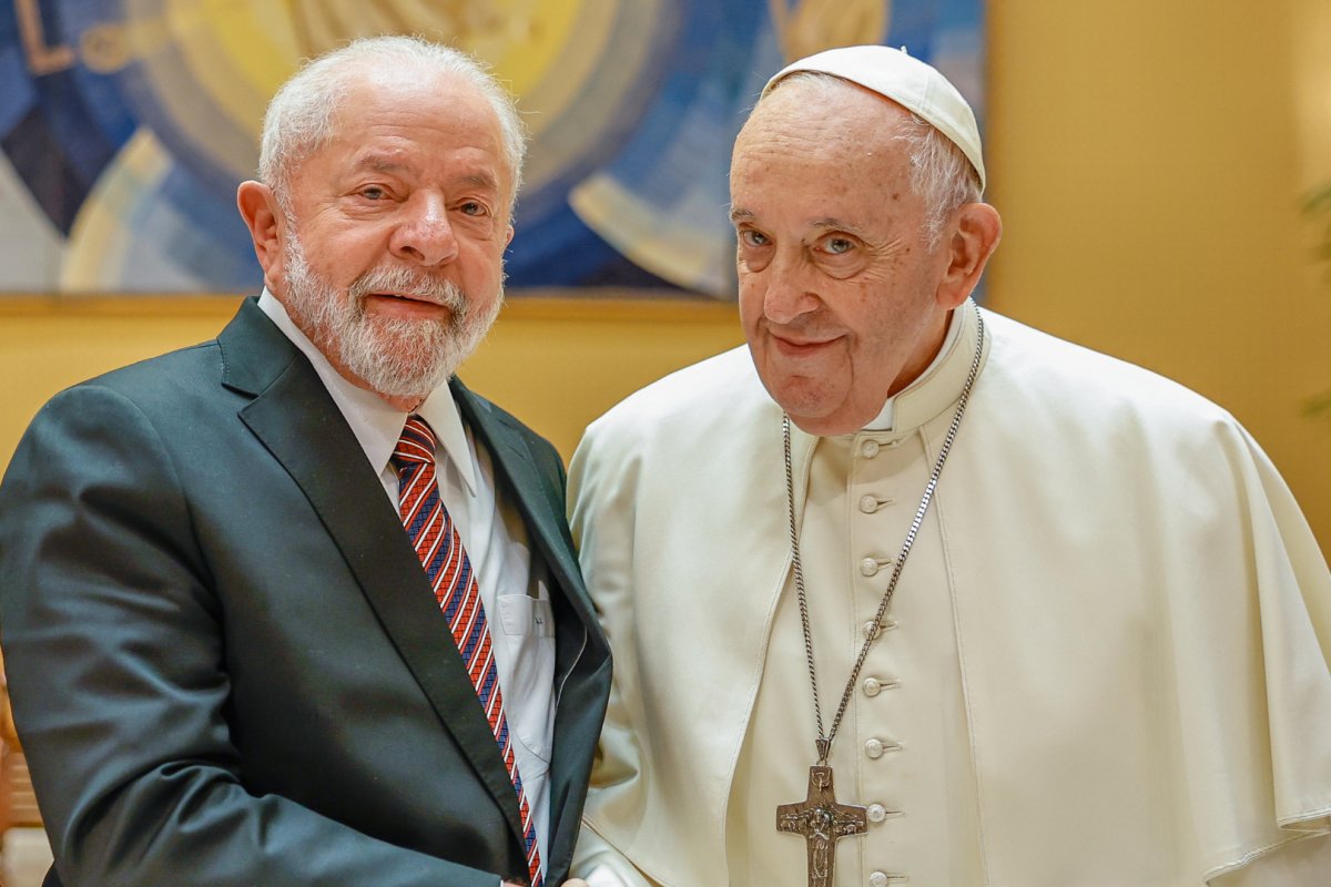 Após morte de Francisco, Lula critica demora para escolha de papa latino-americano