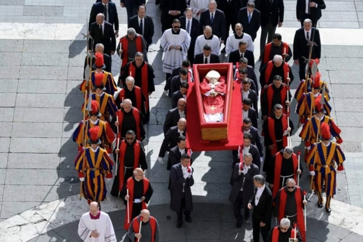 Vídeo: corpo do papa Francisco chega na Basílica de São Pedro para cerimônia aberta ao público