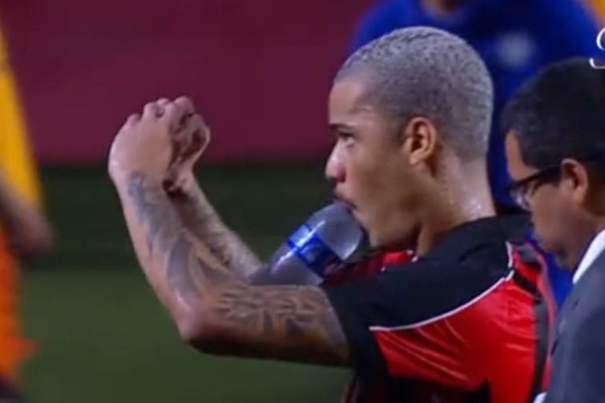 Vídeo: Janderson nega que 'coraçãozinho' com as mãos tenha sido provocação à torcida do Vitória