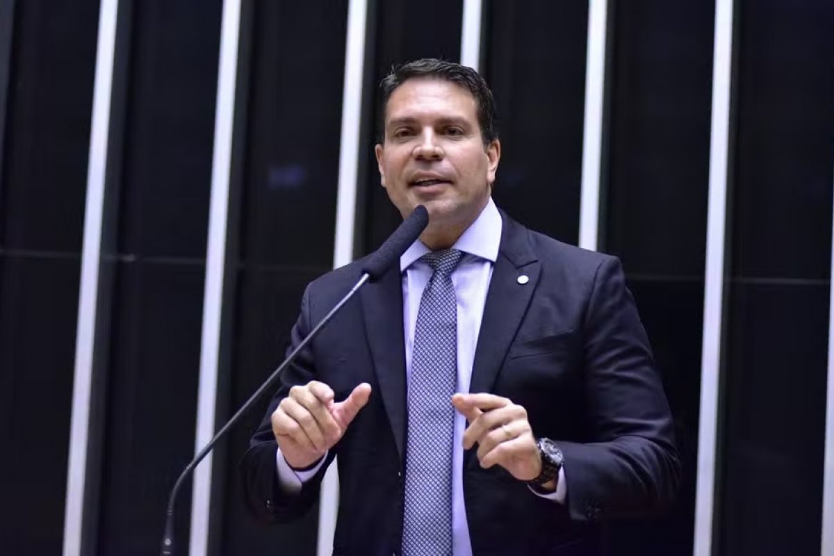 Câmara não pode suspender a íntegra processo de golpe contra Ramagem, diz Zanin