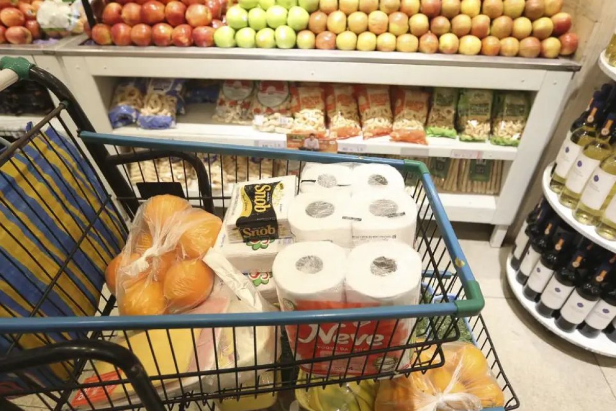 IPCA-15 fica em 0,43% em abril com alta de alimentos e remédios