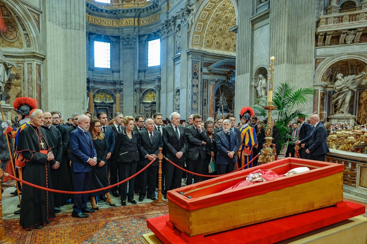 Lula e comitiva brasileira velam Papa Francisco em Roma; veja