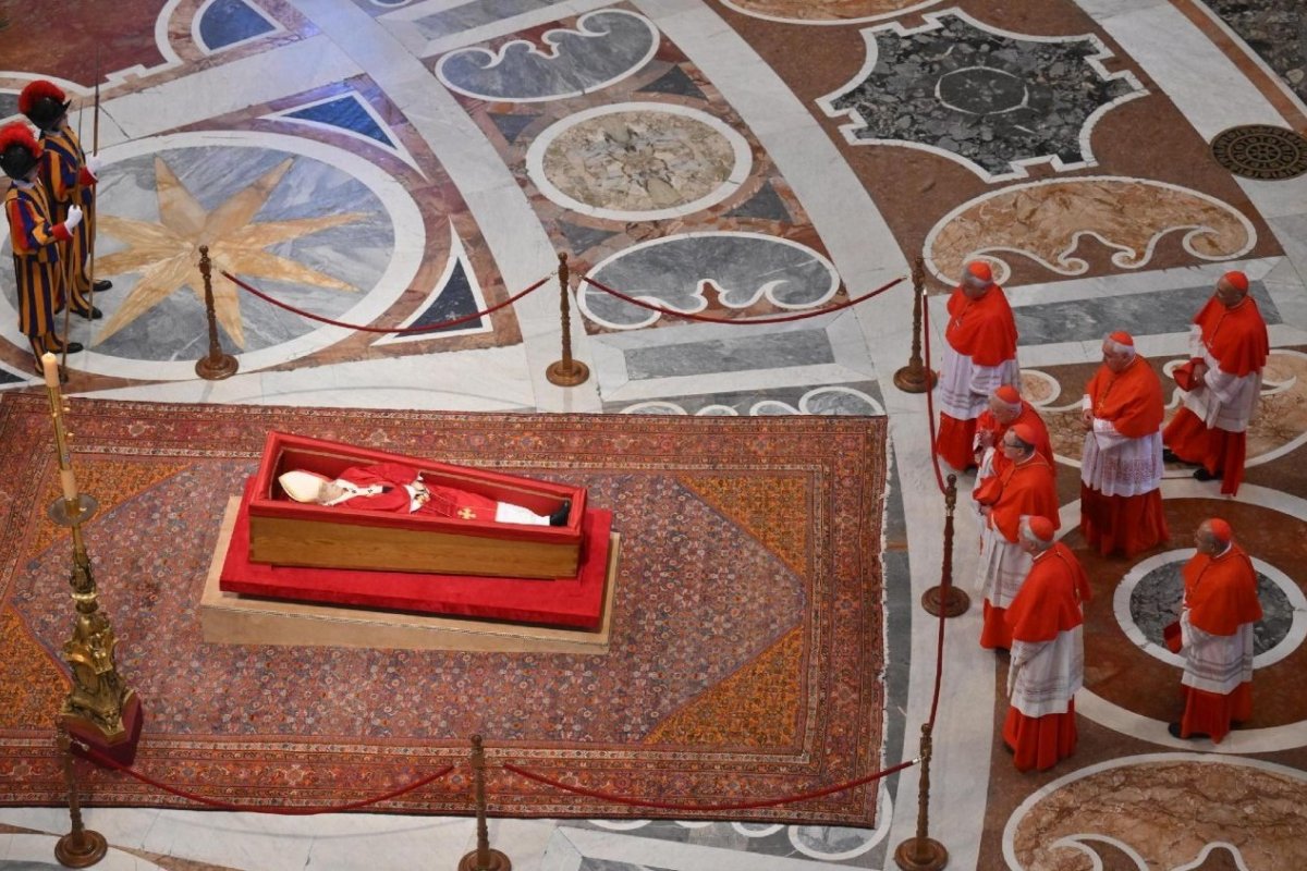 Milhares de fiéis visitam tumba de papa Francisco em Roma no 1º dia de visitação