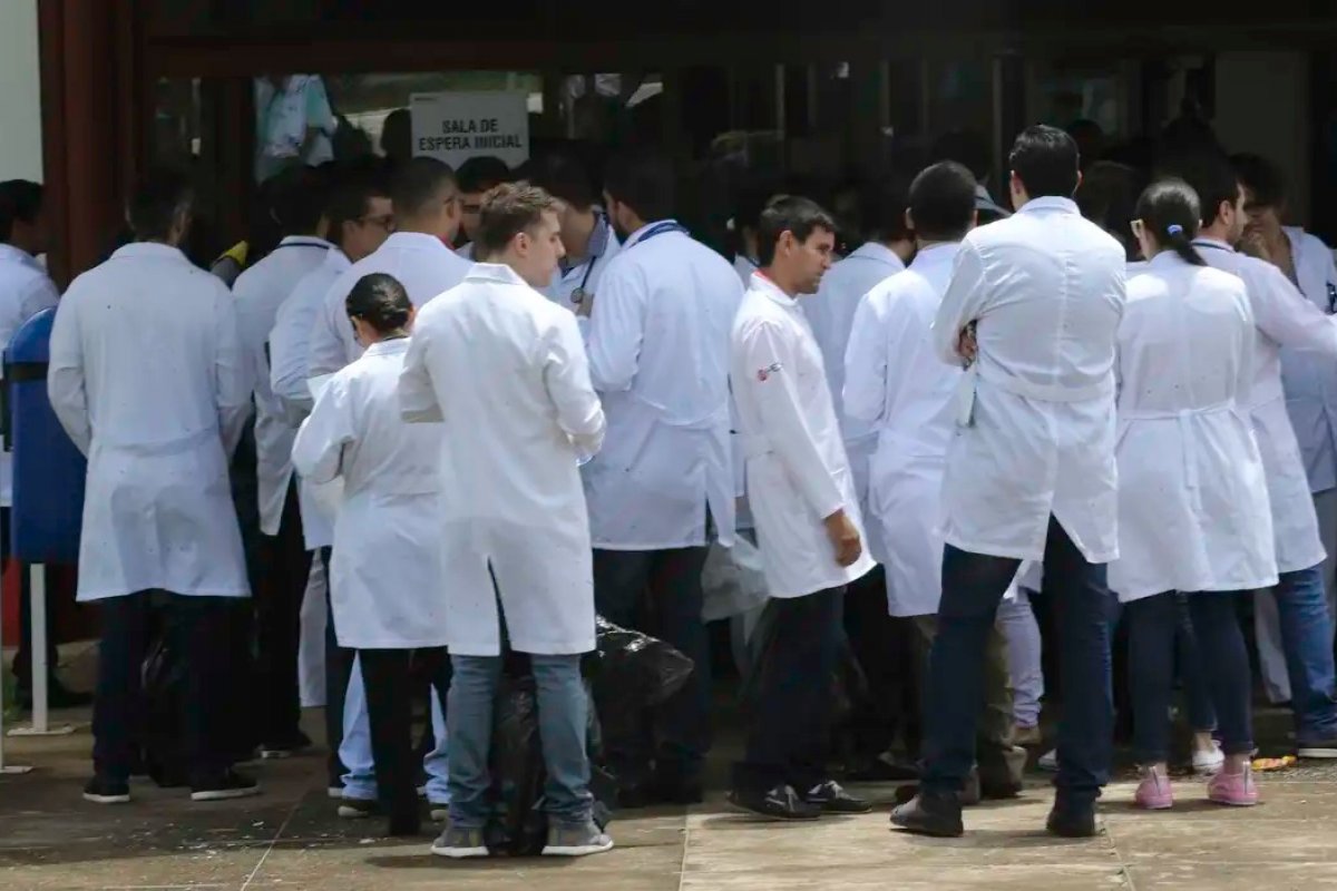 Número de médicos especialistas no Brasil está abaixo da média dos países OCDE, aponta estudo