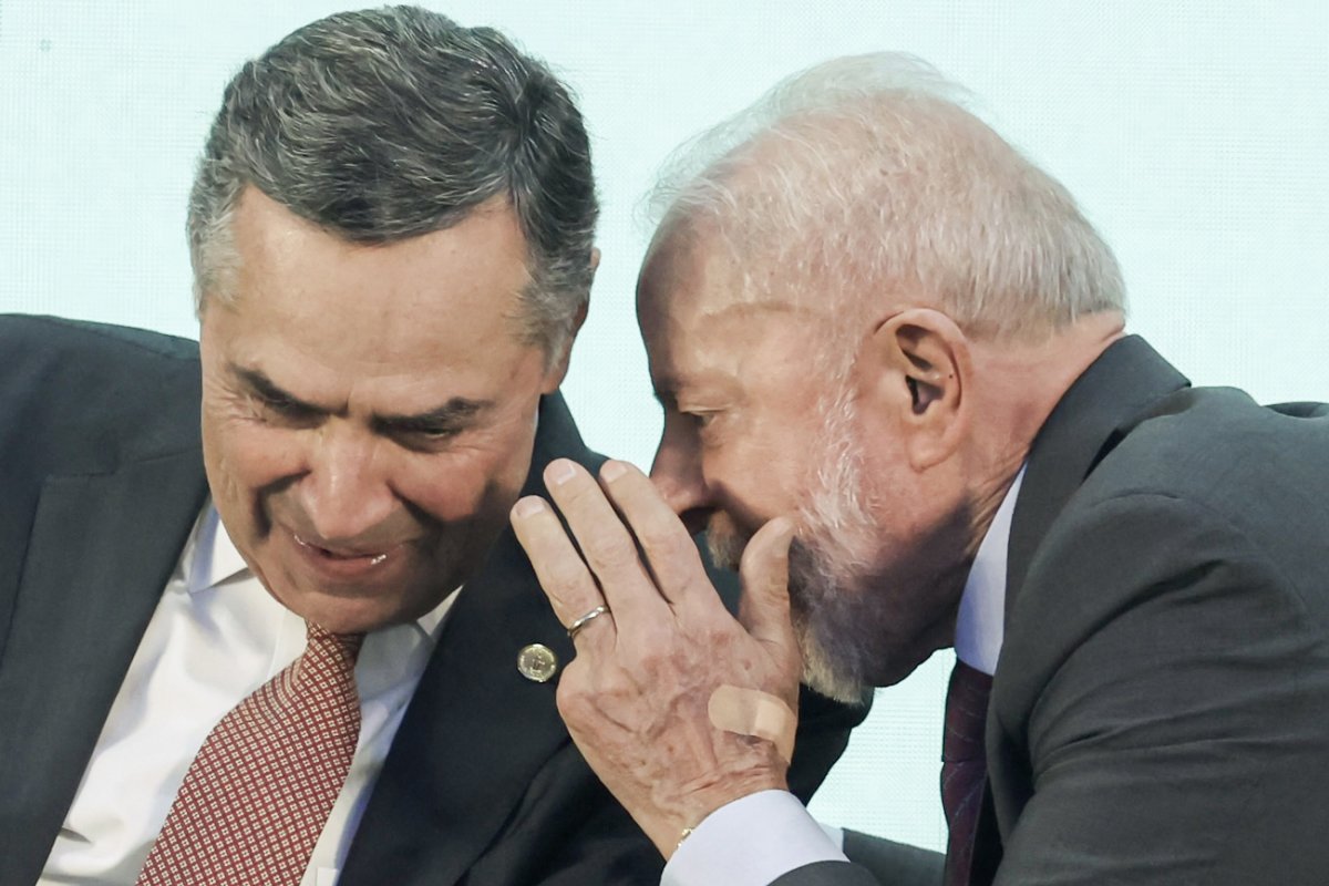 Planalto informa agora que comitiva de Lula para funeral teve namorada de Barroso e tesoureira do PT