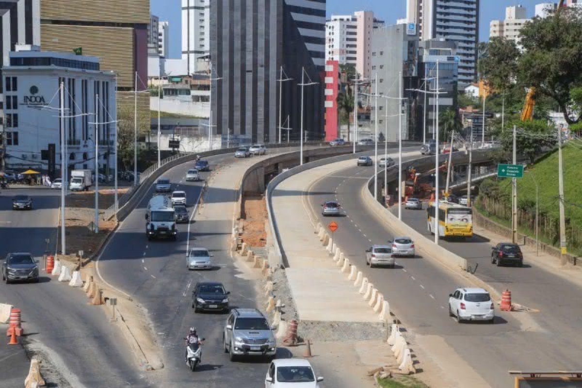 Acidente na Avenida ACM deixa uma mulher ferida nesta segunda-feira (5)