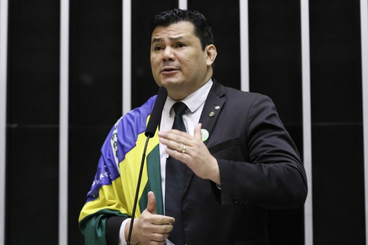 Câmara suspende mandato de deputado bolsonarista por ofensas a Gleisi, em decisão inédita