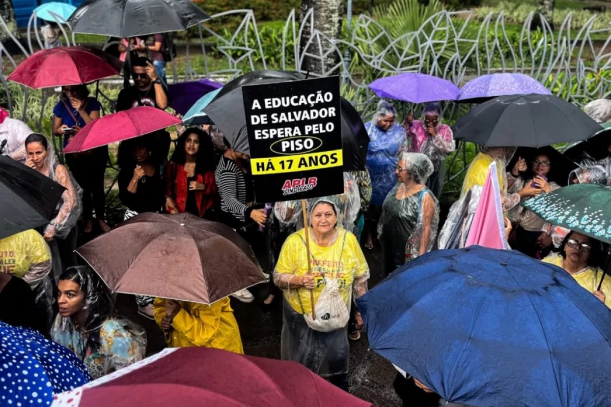 Professores da rede municipal de Salvador mantêm greve apesar de decisão judicial