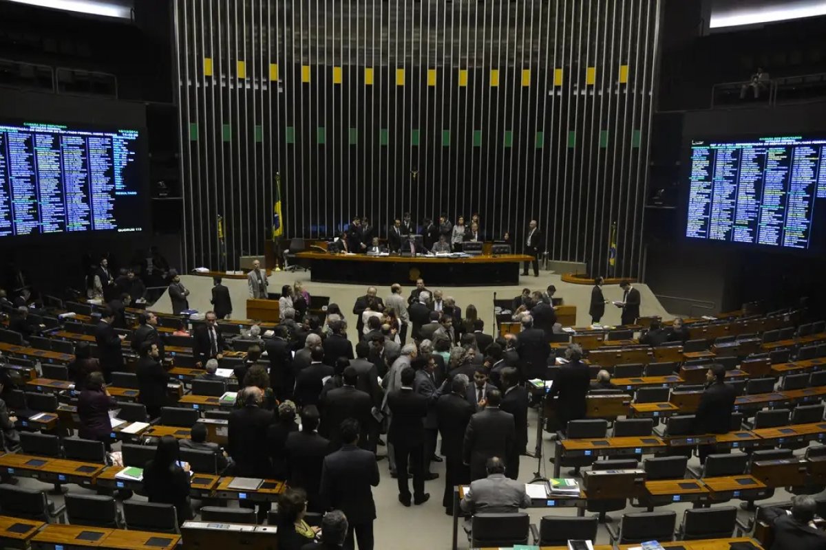 Aumento de deputados deve estimular antipolítica e beneficiar a direita, dizem especialistas