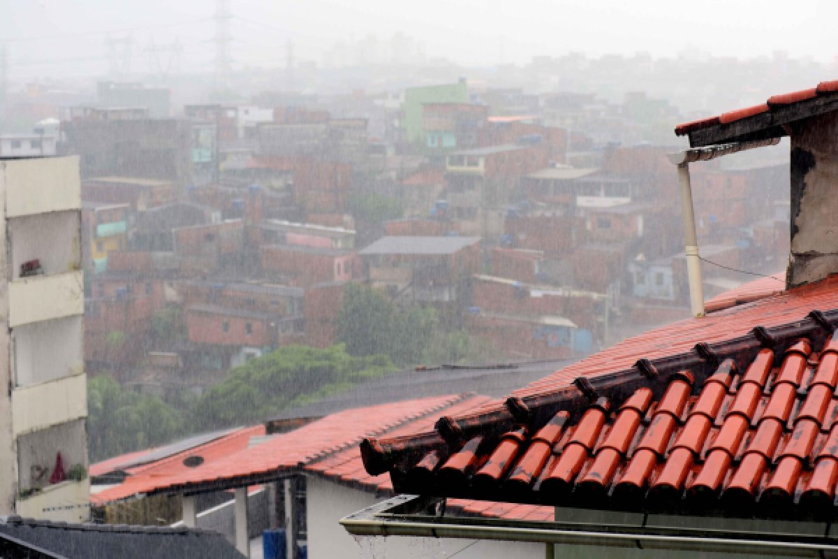 Chuva deve continuar em Salvador, com possibilidade de nova frente fria, diz Cemadec 