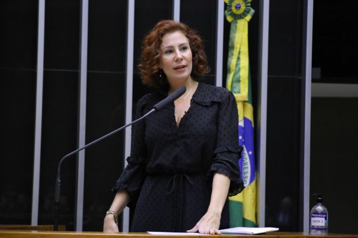 Moraes vota a favor da condenação e perda do mandato de Carla Zambelli