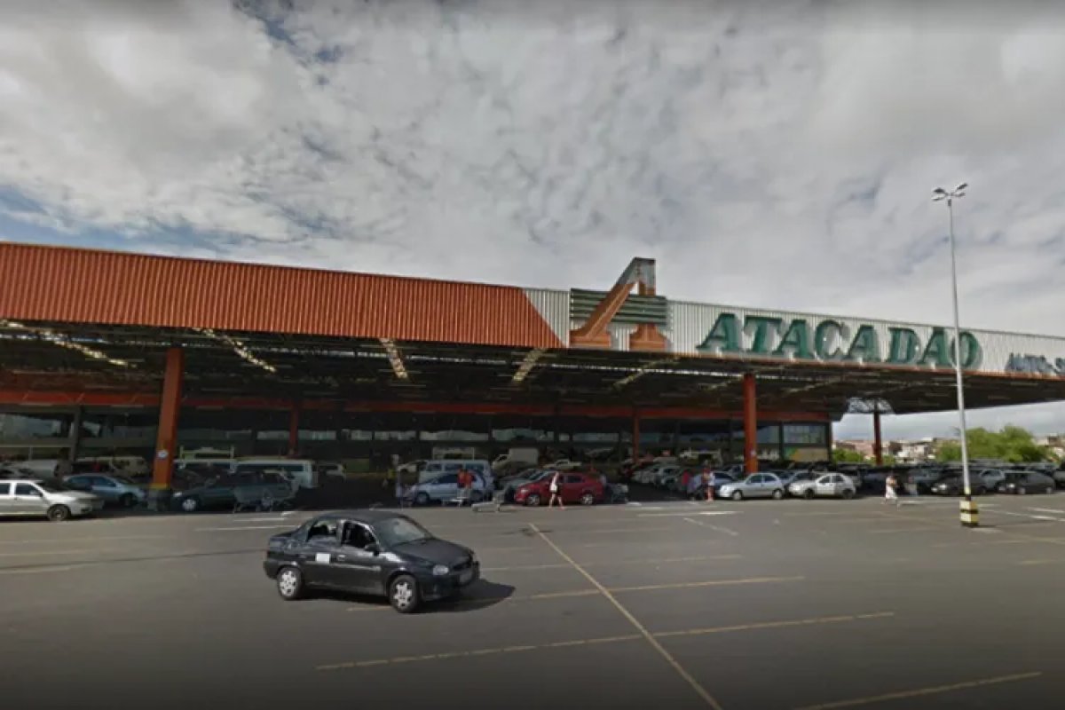 Dois homens são baleados no estacionamento de supermercado em Salvador 