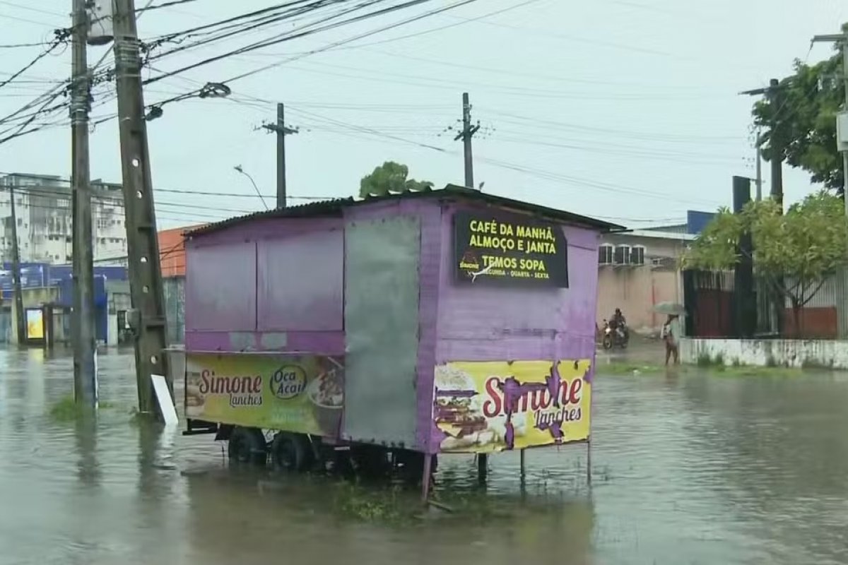 Funcionários de trailer são eletrocutados durante fortes chuvas no Recife; estabelecimento utilizava ligação irregular