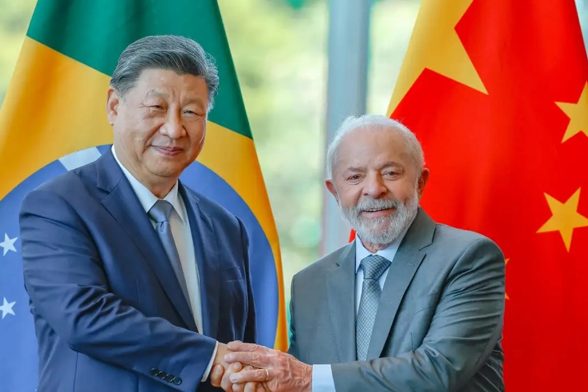 Governo levou ao menos 120 pessoas em viagens de Lula à Rússia e à China
