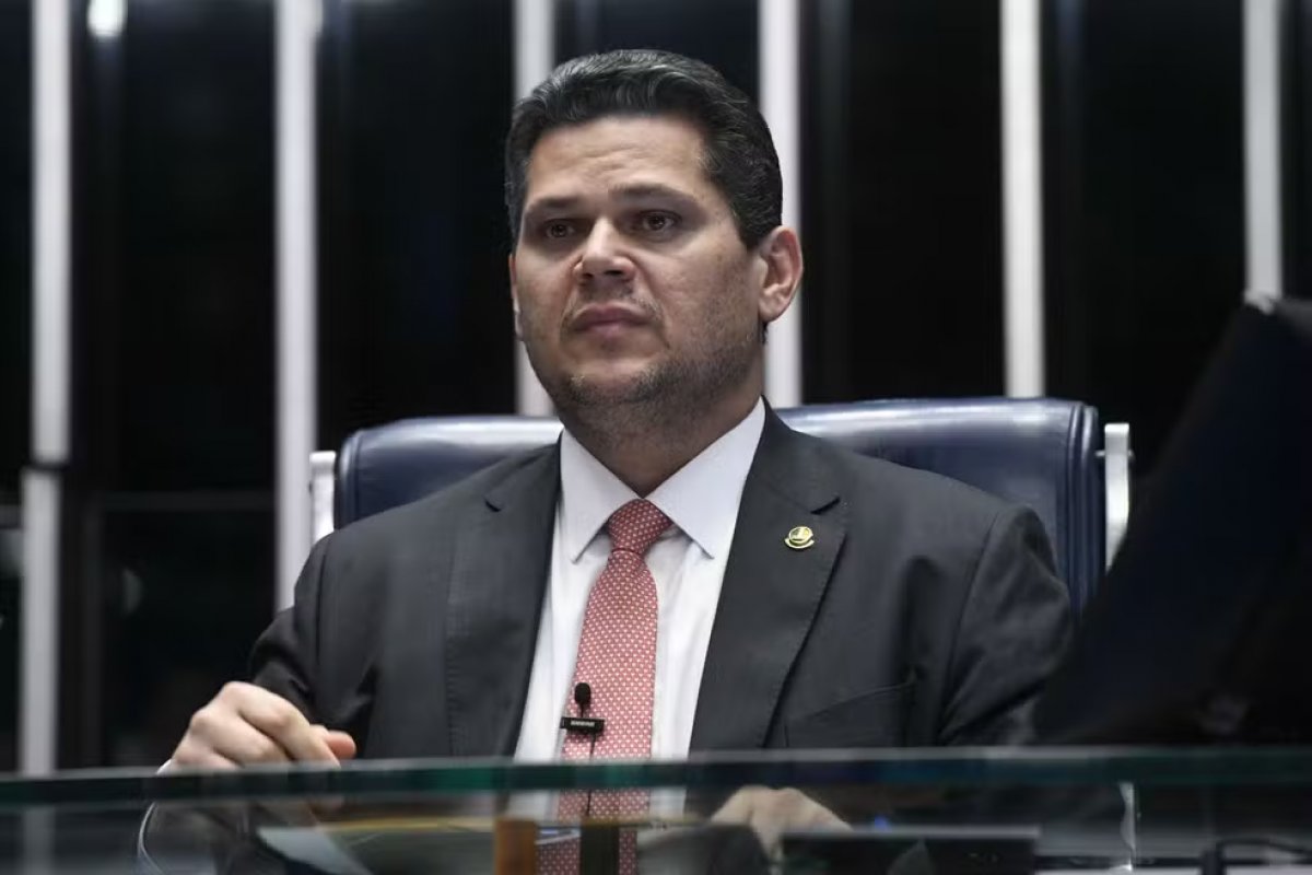 Davi Alcolumbre afirma a Gleisi Hoffmann que pode atrasar a abertura, mas não tem como evitar a CPMI mista do INSS