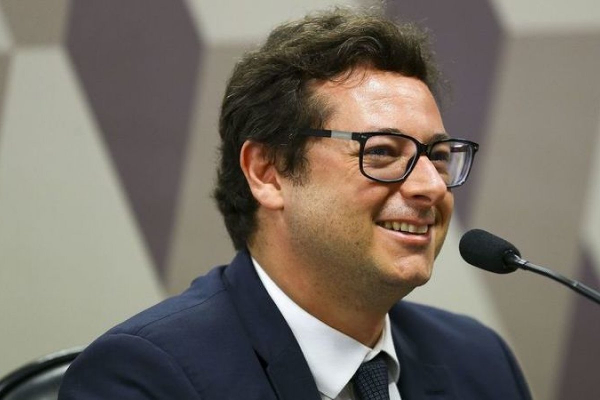 Wajngarten propõe transferir empresa para a mulher 