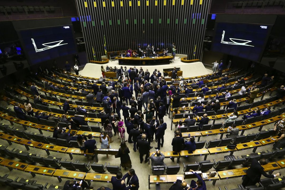 Câmara dos Deputados deve votar projeto de lei sobre descontos do INSS nesta terça (20)