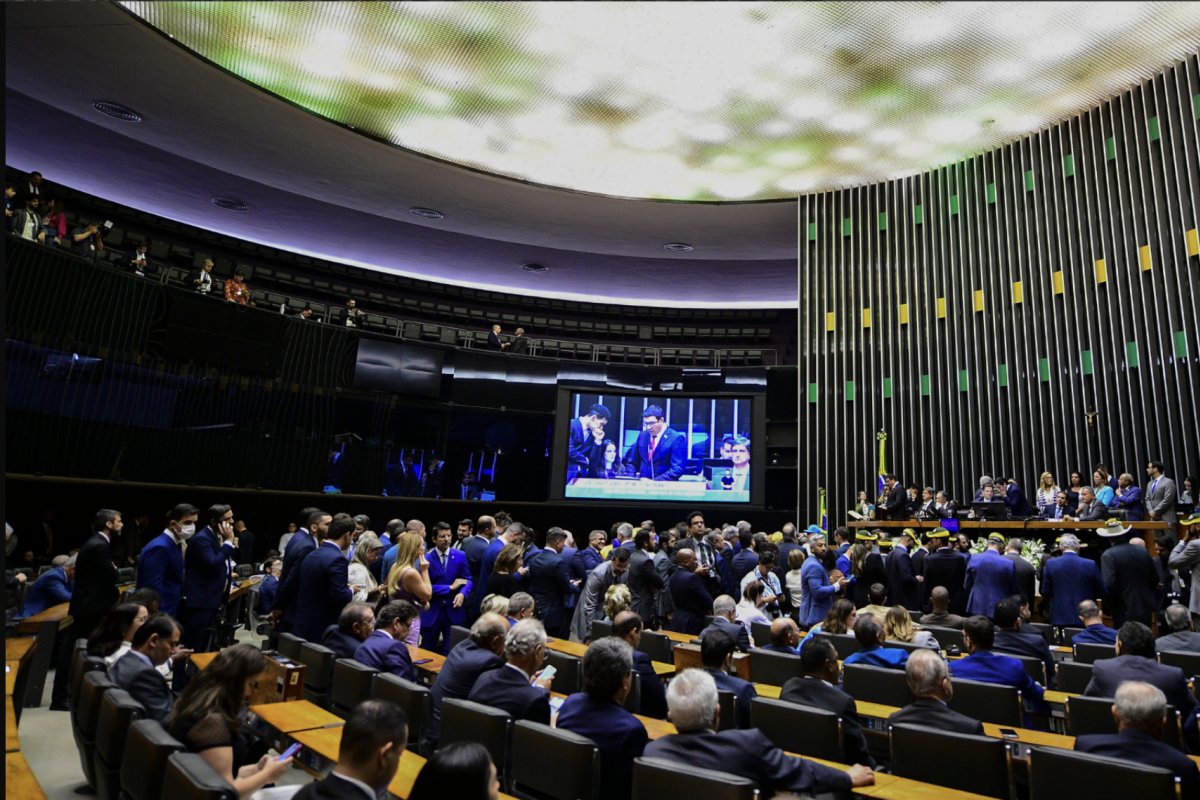 Câmara aprova urgência de projeto que proíbe descontos automáticos no INSS