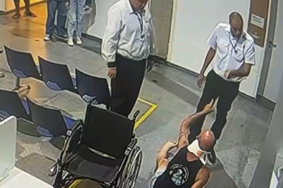 Vídeo: Paciente em cadeira de rodas é agredido por segurança de hospital em SP