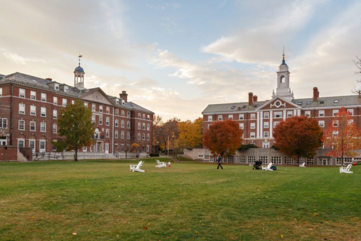 China critica proibição de estrangeiros em Harvard imposta por Trump: "politização educacional"