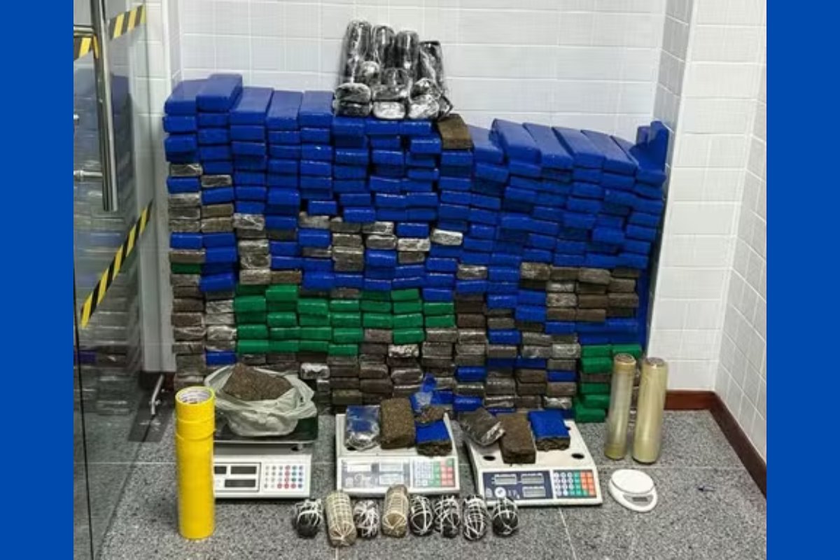 Mulher é presa com mais 300 tabletes de maconha e explosivos em Feira de Santana