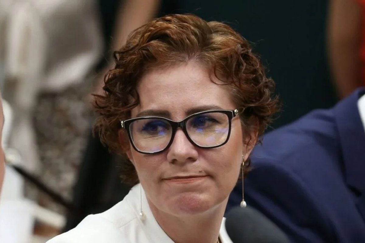 Carla Zambelli recorre ao STF para anular condenação de 10 anos por invasão ao sistema do CNJ