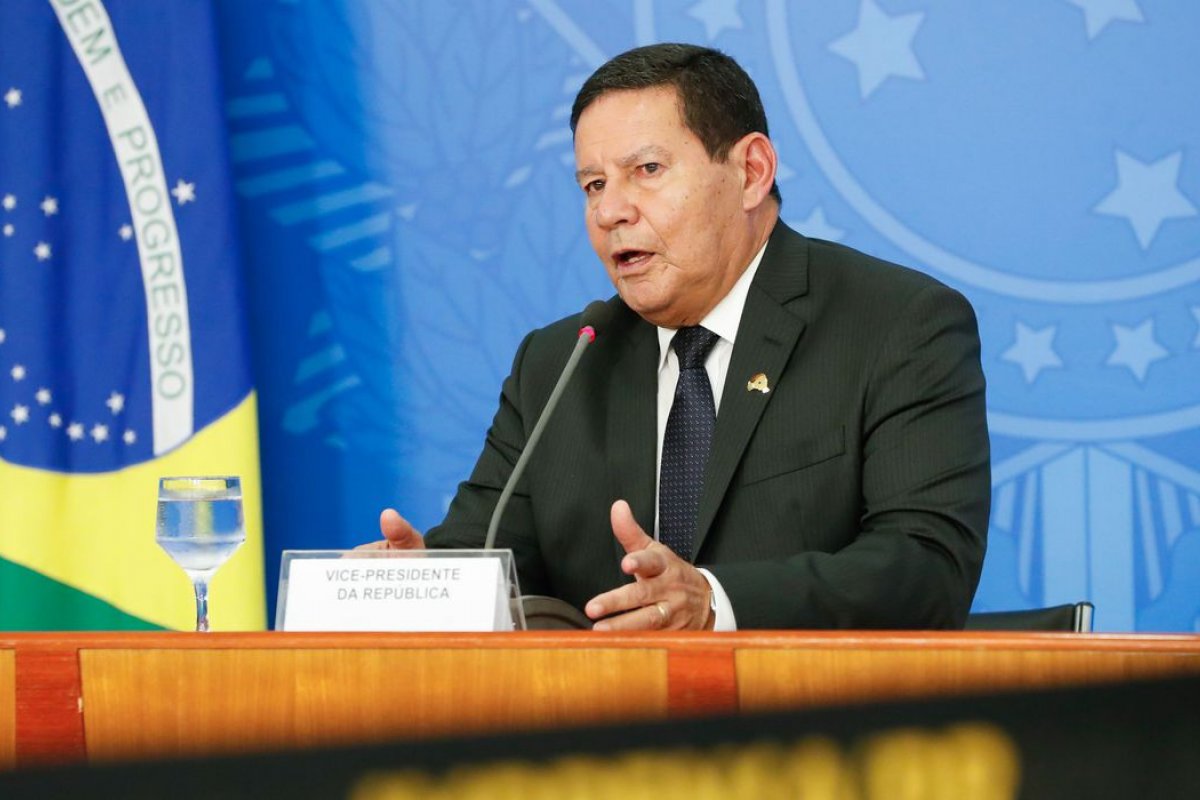 Ao lado de Moro, Mourão visita abrigos venezuelanos em Roraima