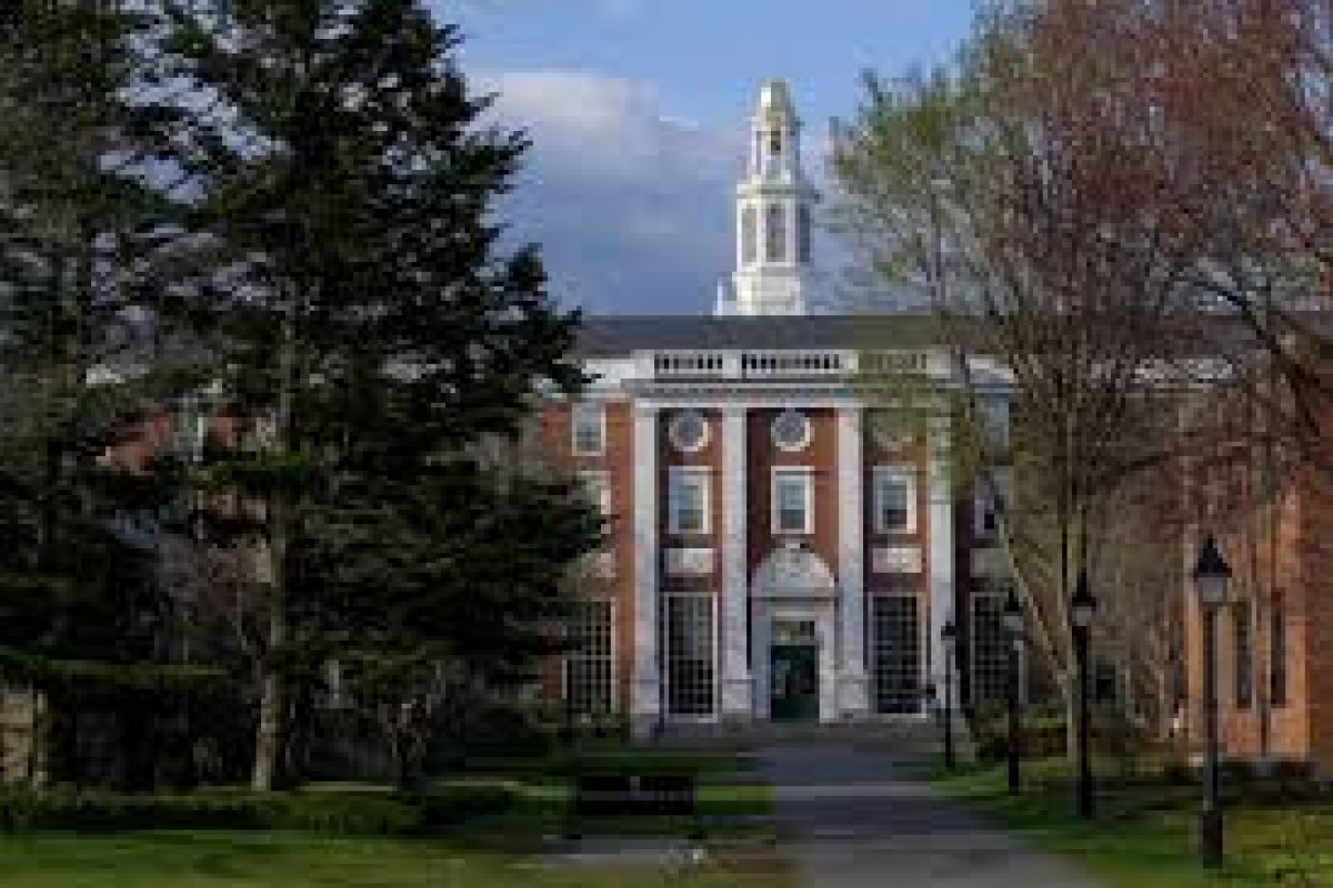 Harvard entra na Justiça para impedir deportação de estudantes internacionais prestes a se formar!