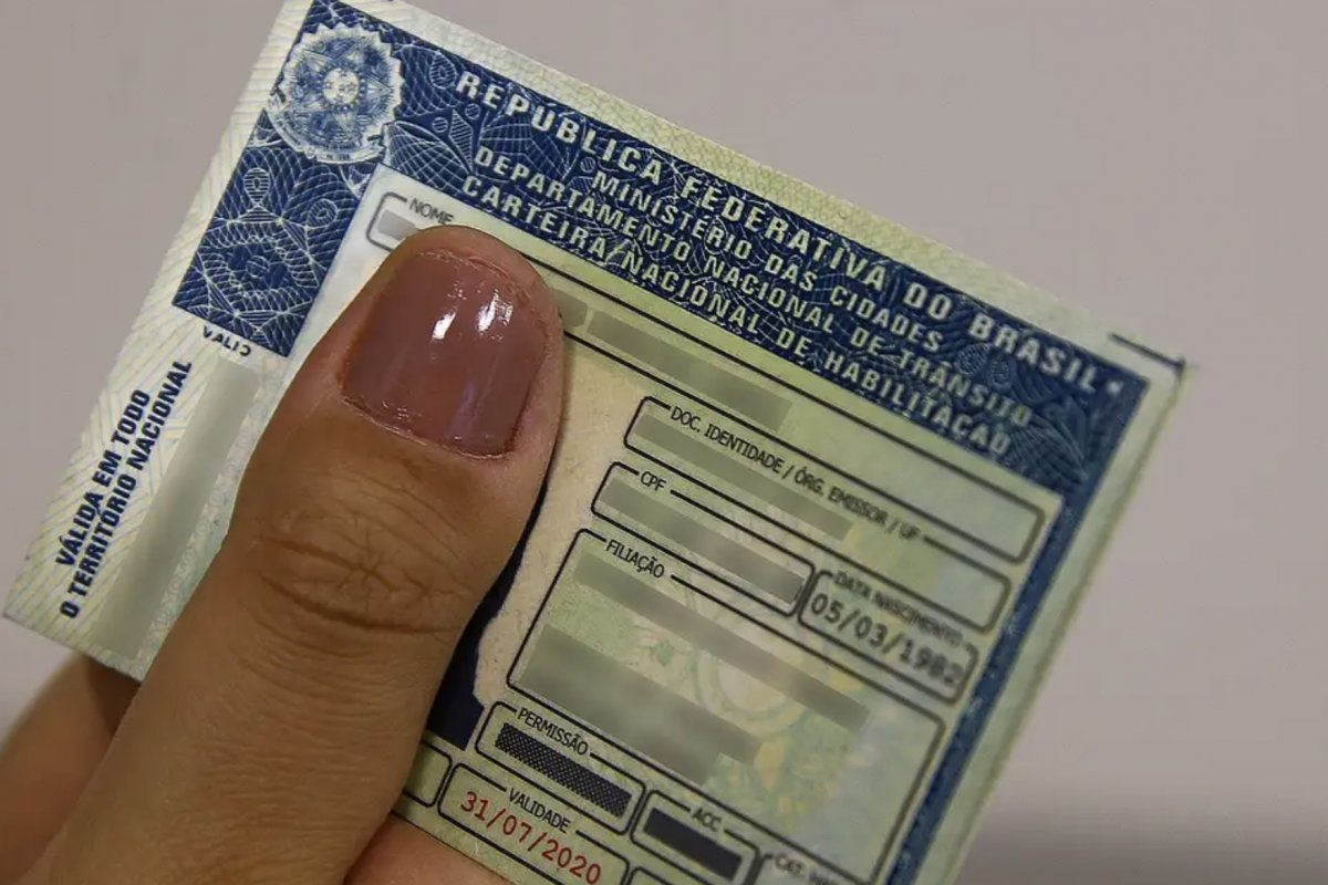 Governo da Bahia lança programas que oferecem carteira de habilitação gratuita para estudantes da rede estadual e pessoas de baixa renda 