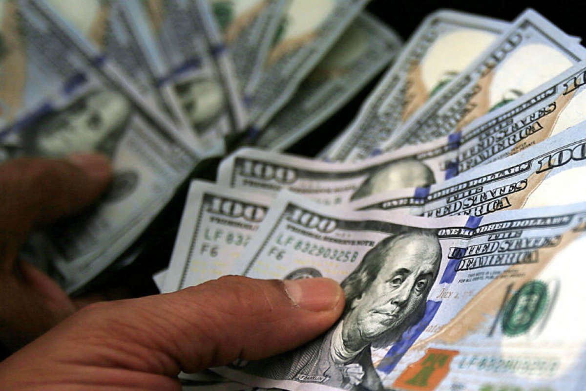 BC injetou US$ 1 bilhão no mercado para segurar cotação do dólar