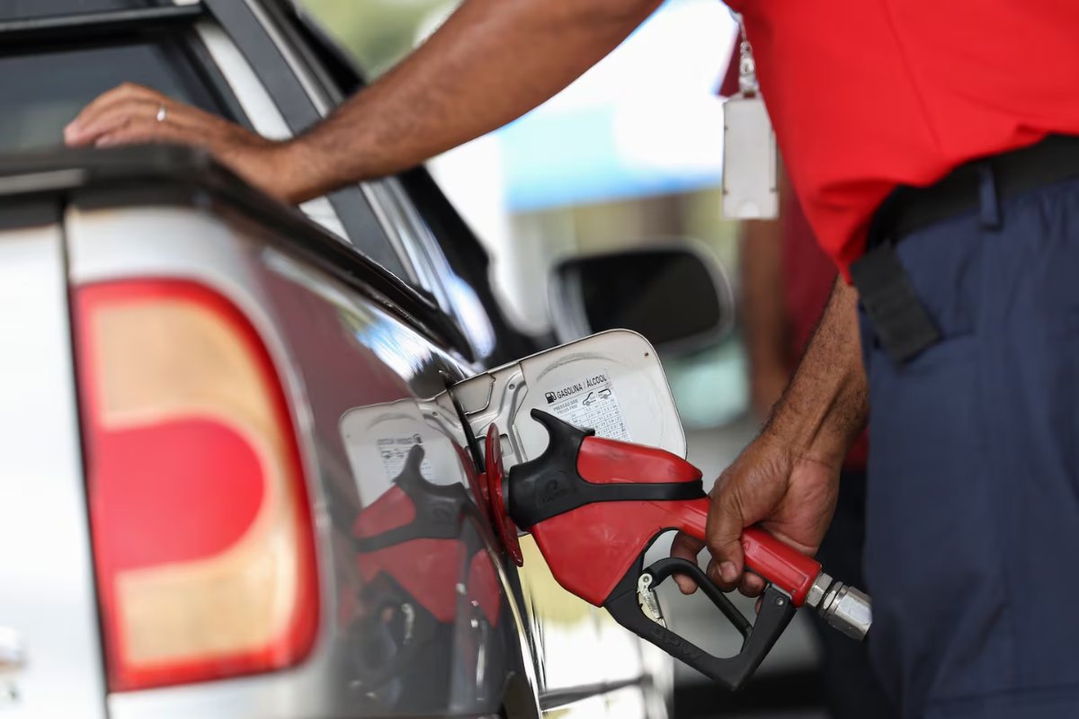Gasolina comum pode registrar redução nos preços a partir desta terça-feira (3), aponta Abicom