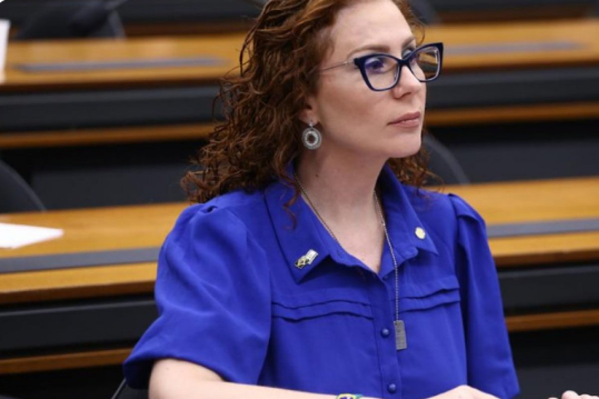 Brasil possui 7 mulheres na lista vermelha da Interpol, incluindo Carla Zambelli 