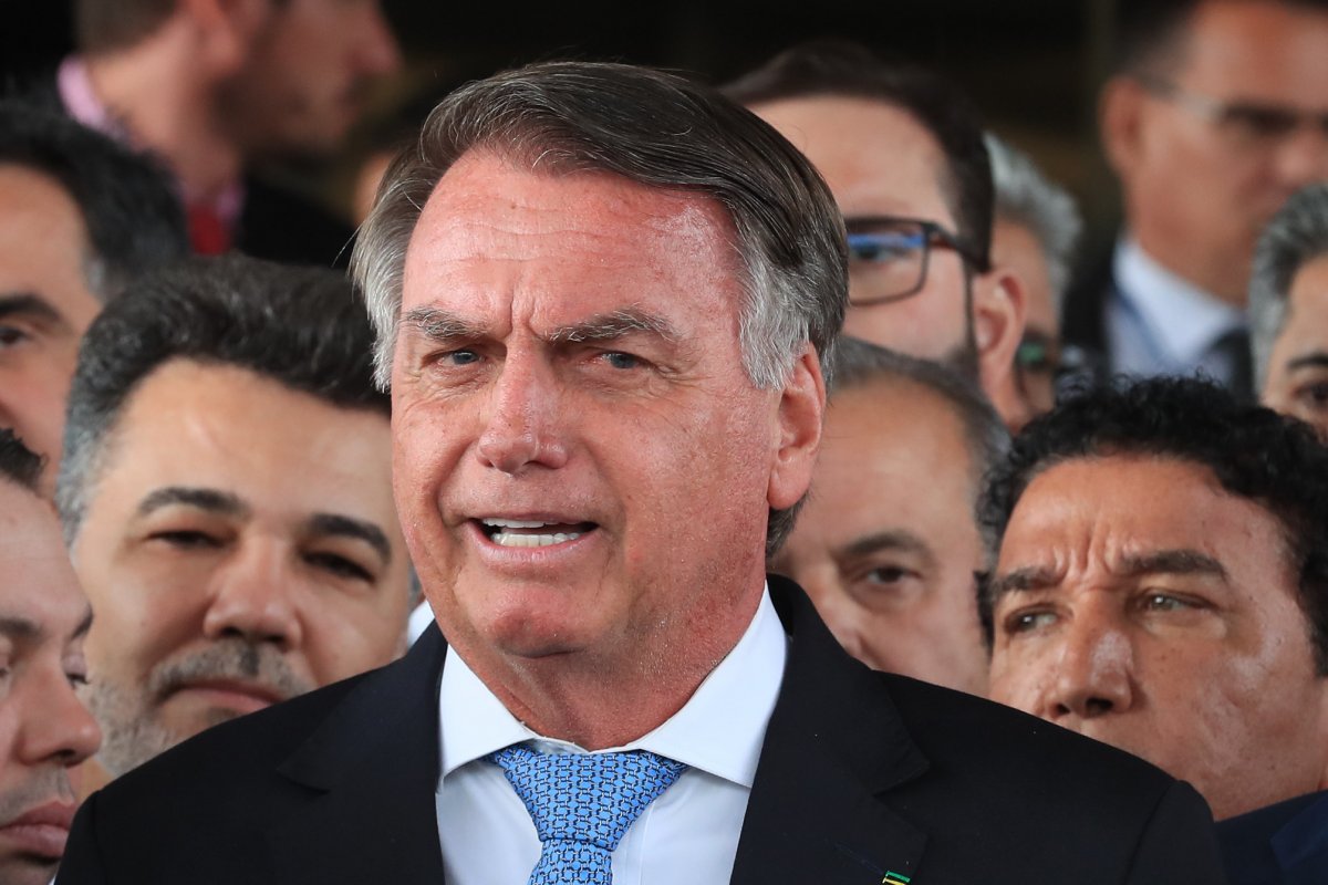Bolsonaro diz que enviou R$ 2 milhões para Eduardo viver nos EUA: "Não quero que passe dificuldade"