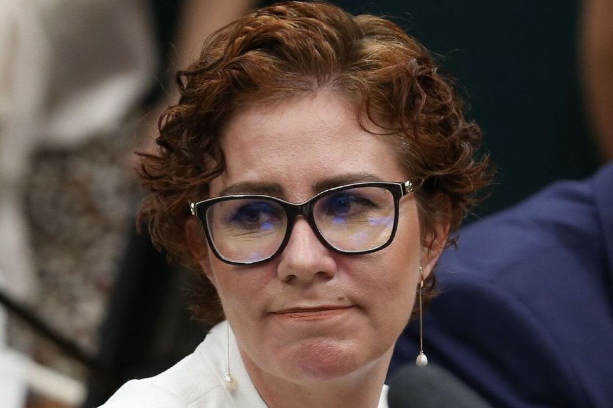 Câmara concede afastamento de 127 dias a Carla Zambelli