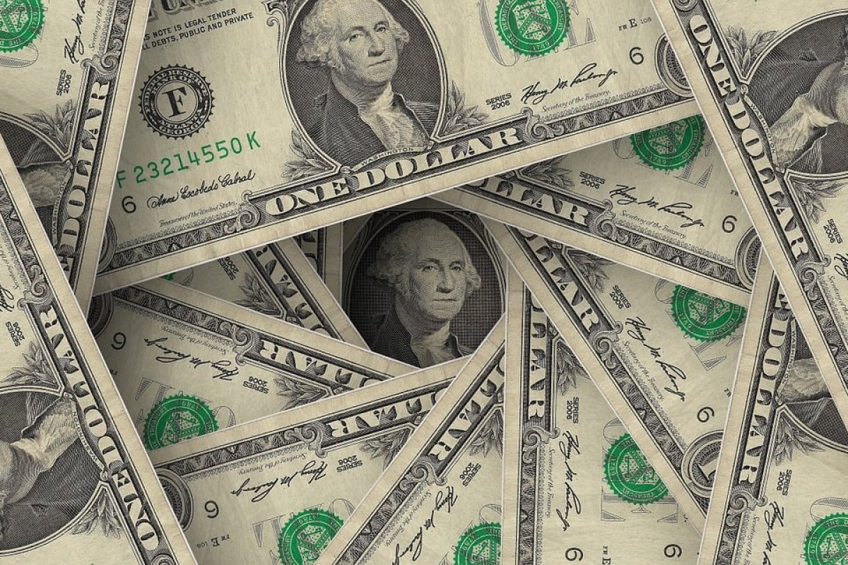 Dólar cai a R$ 5,56, menor valor desde outubro de 2024