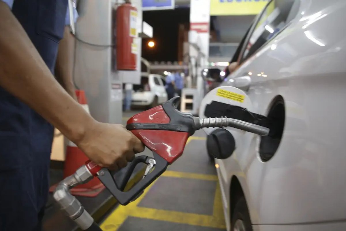 Queda no preço da gasolina ainda não chegou ao consumidor, dizem pesquisas