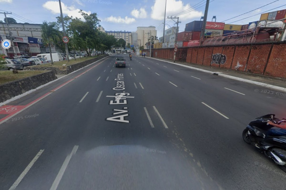 Corpo alvejado é encontrado enrolado no saco plástico dentro de lixeira no bairro do Comércio 