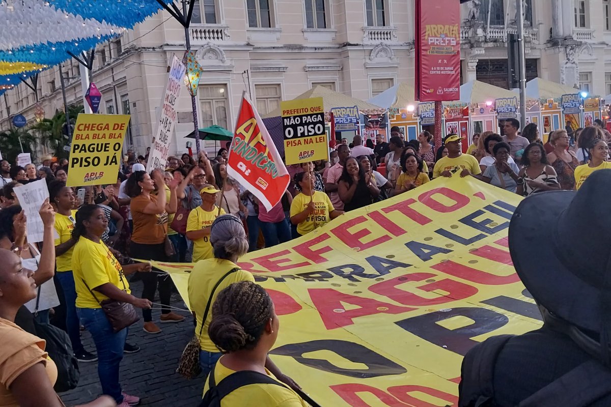 Vídeo: 'Prefeito ladrão', entoam professores em nova manifestação em frente à Câmara